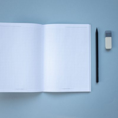Imagem ilustrativa - caderno quadriculado